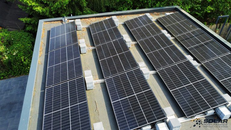 PV-Anlage ballastiert auf Bitumen