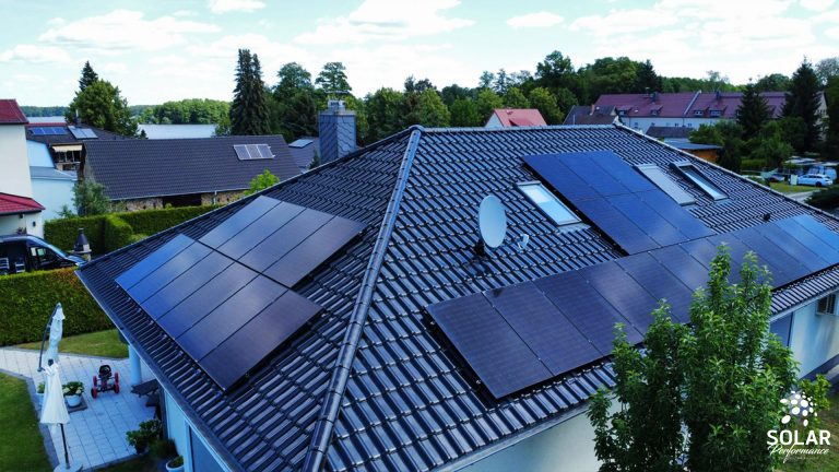 12,04 kWp Fullblack auf einem Walmdach mit Creaton Premion