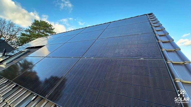 8,90 kWp Glas/Glas Fullblack in Landscape-Montage auf einem Tonziegeldach