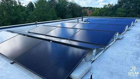 12,80 kWp auf PVC mit D-Dome 15